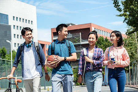 教育建筑青年女人快乐的大学生在校园里步行图片