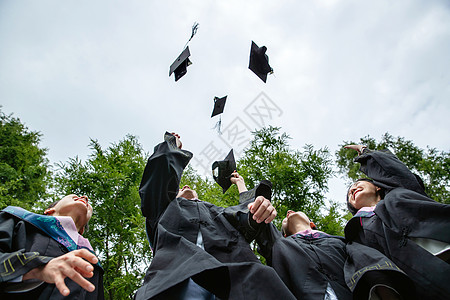 新梦想新生活成年人穿着学士服的大学生扔学士帽背景