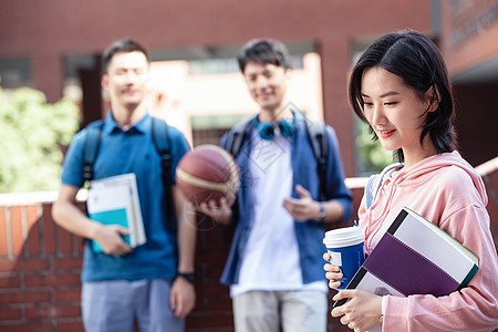 白昼书包讨论刚下课的大学生在校园里图片