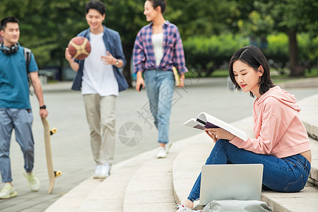 校园里的大学生图片