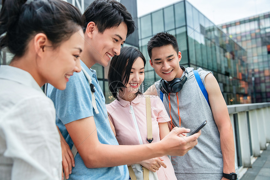 高清照片下载,该高清照片标题为四个人人梦想户外四个大学生一起看
