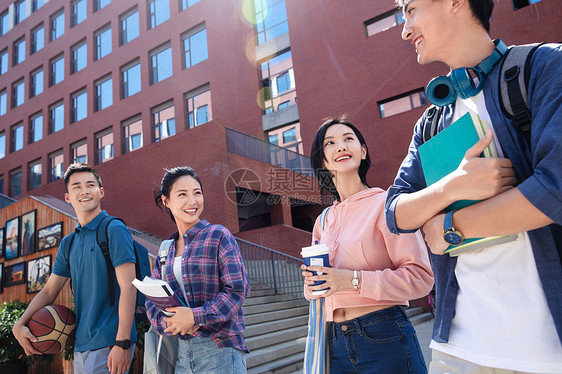 两对大学生情侣在校园里准备去上课图片