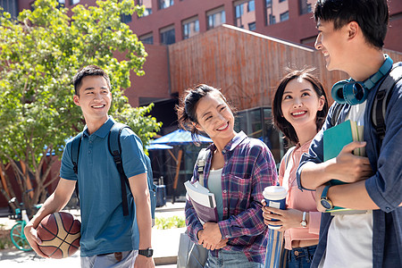 准备去上课的大学生情侣在校园里图片