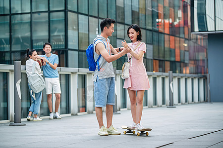 男朋友帅气的大学生教女朋友滑滑板图片