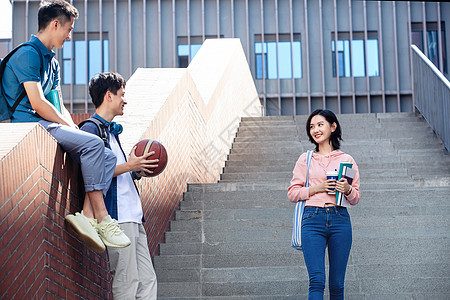 学生刚下课的大学生在校园里图片