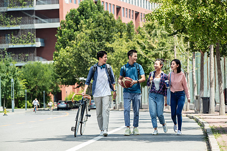 快乐的大学生在校园里步行图片