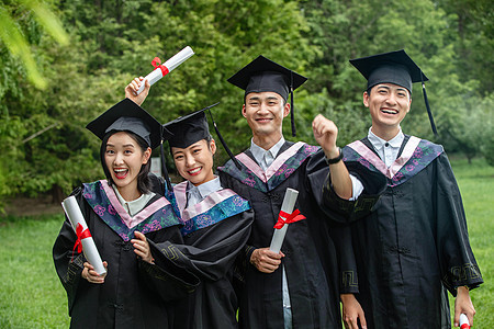 大喊站着户外穿着学士服的大学生们图片