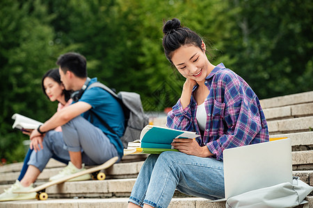 快乐的大学生坐在台阶上学习图片