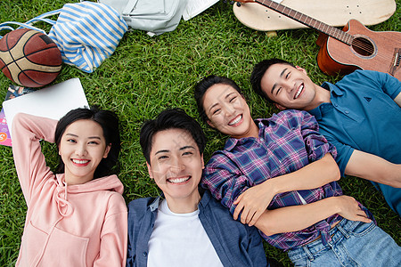 智慧校园放松青年文化友谊快乐的大学生躺在草地上背景