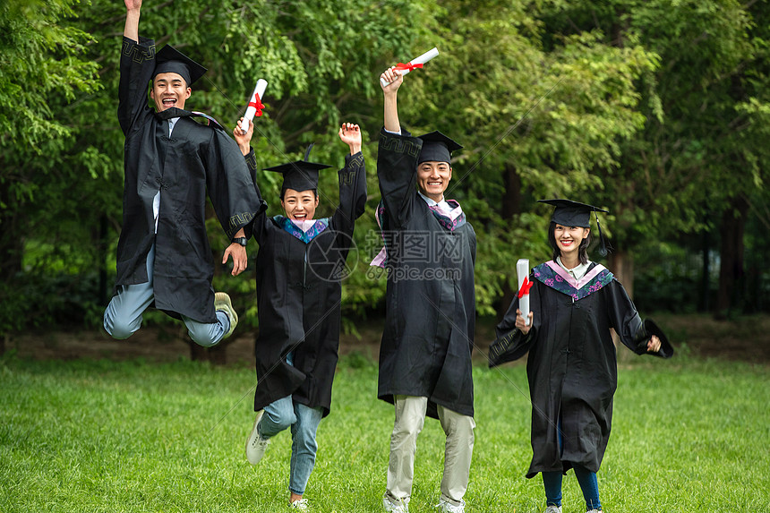 知识大学生穿着学士服庆祝毕业图片