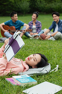 健康生活方式20多岁吉他大学生在草地上享受课余时间图片
