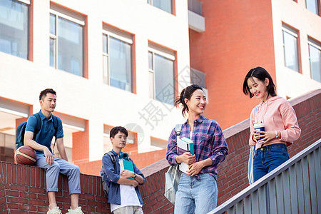 背书包刚下课的大学生在校园里图片