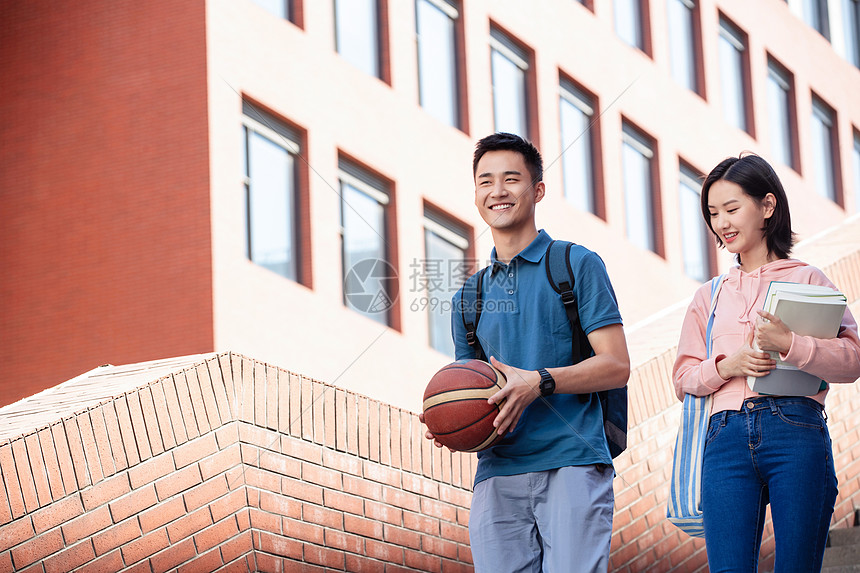 教学楼青年伴侣大学生情侣在校园里图片