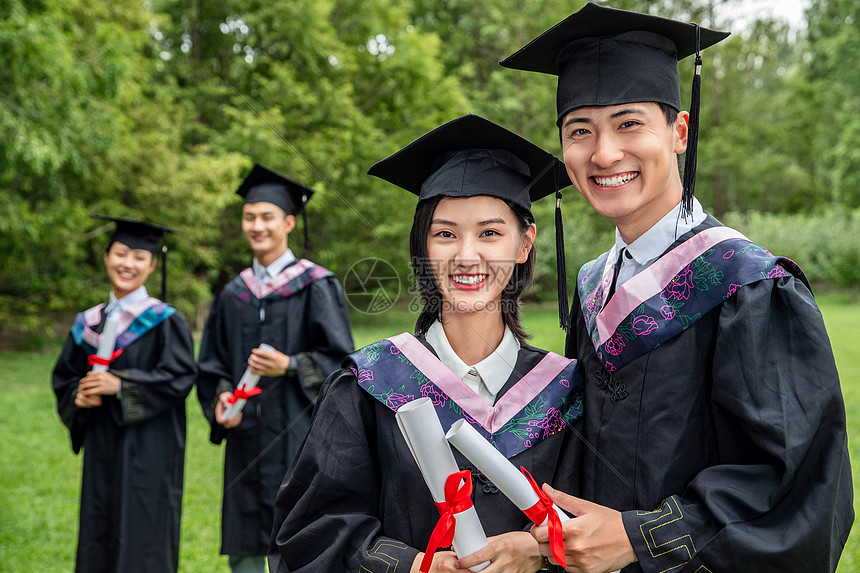 青年男人户外穿着学士服的大学生们图片