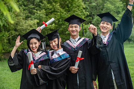 新同学户外穿着学士服的大学生们背景