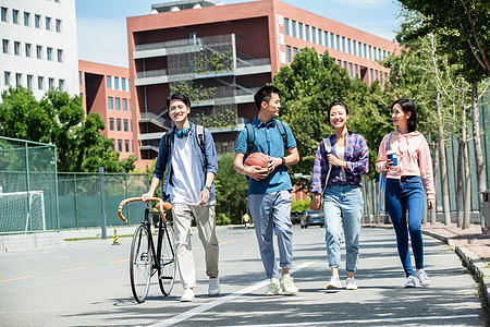 智慧交通青年文化同学青年伴侣快乐的大学生在校园里步行背景