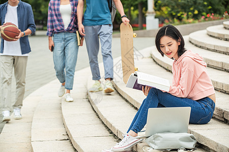 课余时间青年文化交流校园里的大学生图片