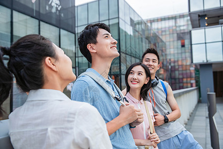 为梦想而战户外快乐的大学生倚栏而站背景