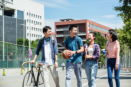 智慧交通快乐的大学生在校园里步行背景