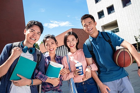 抱在一起在校园里四个快乐的大学生挽在一起背景
