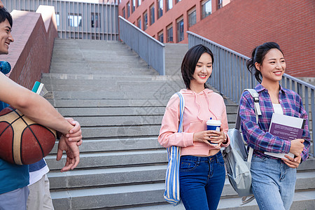 教学楼刚下课的大学生在校园里高清图片