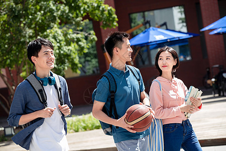 下课后的大学生在校园里图片