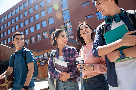 大学生情侣在校园里高清图片