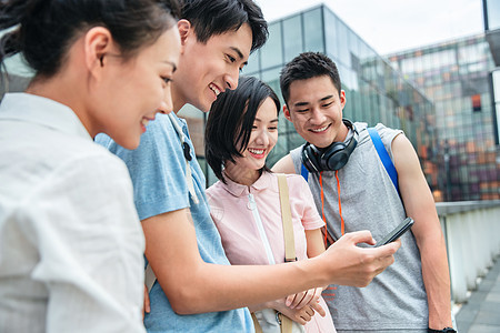 快乐的大学生在户外玩耍图片