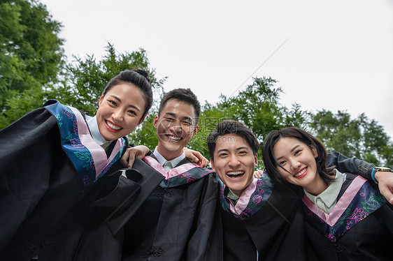 户外穿着学士服的大学生图片