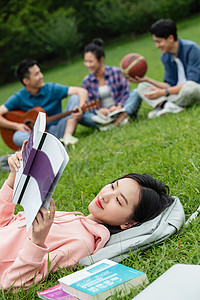 青年伴侣男朋友大学生在草地上享受课余时间图片