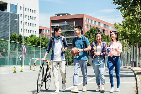 快乐的大学生在校园里步行图片