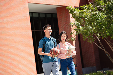 大学生情侣在校园里图片