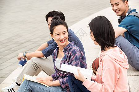 彩色图片快乐相伴户外大学生坐在台阶上闲聊图片