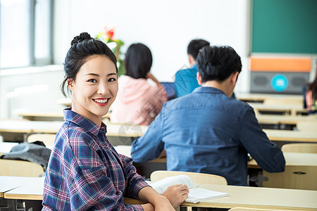 无忧无虑回头看水平构图大学生在教室内上课高清图片