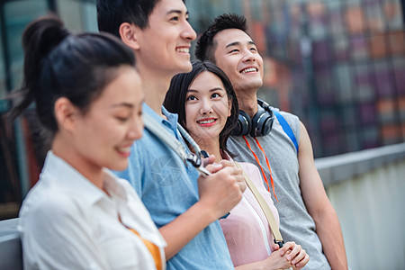 为梦想而战快乐的大学生倚栏而站背景