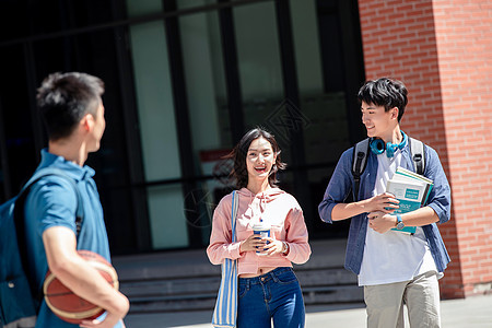 下课后的大学生在校园里图片