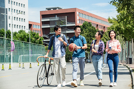 智慧交通快乐的大学生在校园里步行背景