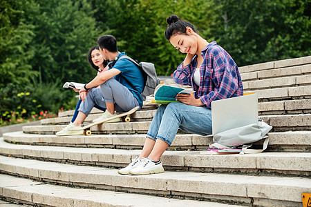 快乐的大学生坐在台阶上学习图片