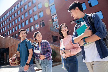 青少年户外阳光下两对大学生情侣在校园里背景