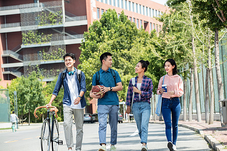 笑高等教育活力快乐的大学生在校园里步行图片
