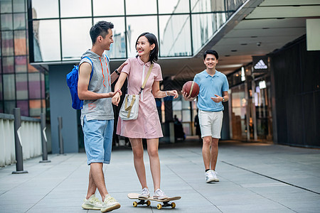 帅气的大学生教女朋友滑滑板图片