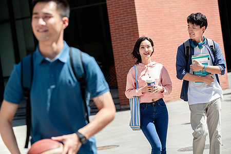 生活方式快乐的大学生在校园里步行背景
