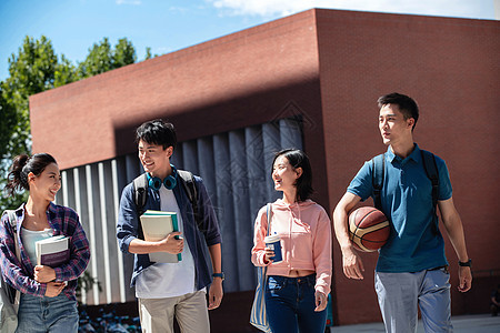 下课后的大学生在校园里边走边聊图片