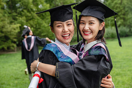 新同学穿着学士服的大学生们背景