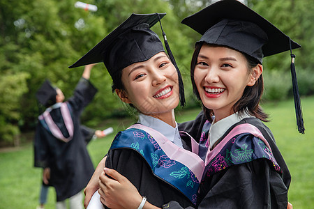 户外穿着学士服的大学生们图片