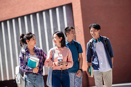 教学楼智慧背着刚下课的大学生在校园里图片