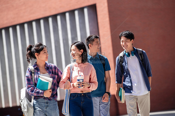 教学楼智慧背着刚下课的大学生在校园里图片