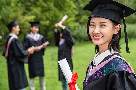 户外穿着学士服的大学生们图片