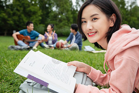 前景对焦篮球东方人大学生在草地上享受课余时间图片