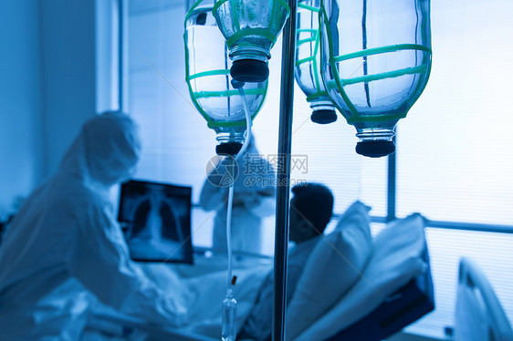 医护服医生在病房里给患者治疗图片